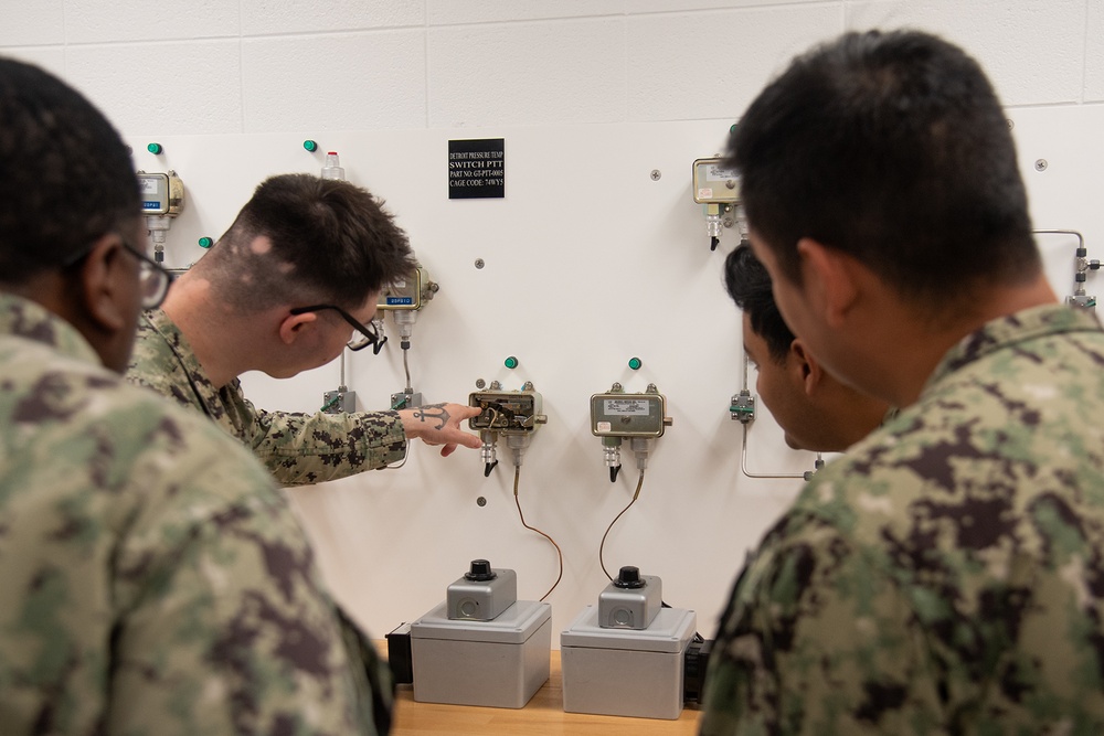 Surface Warfare Engineering Schools Command (SWESC) Great Lakes Instructors Train Next Generation of Naval Gas Turbine Systems Technicians (Electrical) Surface Warfare Engineering Schools Command (SWESC) Great Lakes Instructors Train Next Generation of Naval Gas Turbine Systems Technicians (Electrical)