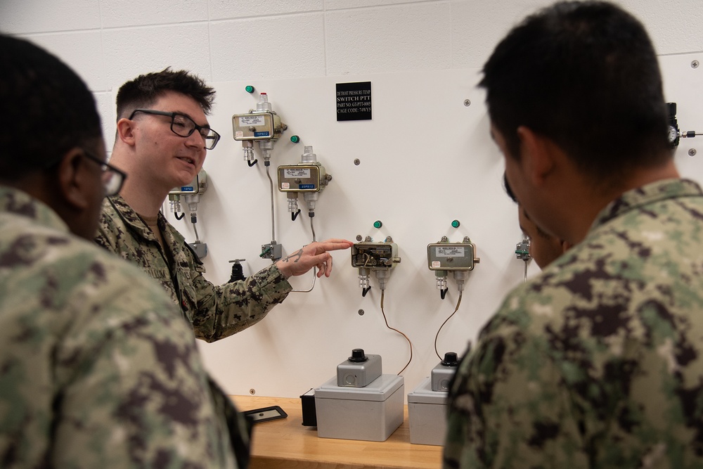 Surface Warfare Engineering Schools Command (SWESC) Great Lakes Instructors Train Next Generation of Naval Gas Turbine Systems Technicians (Electrical) Surface Warfare Engineering Schools Command (SWESC) Great Lakes Instructors Train Next Generation of Naval Gas Turbine Systems Technicians (Electrical)