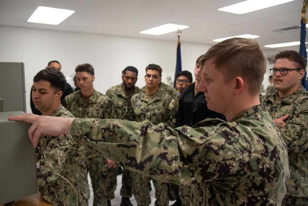 Surface Warfare Engineering Schools Command (SWESC) Great Lakes Instructors Train Next Generation of Naval Gas Turbine Systems Technicians (Electrical) Surface Warfare Engineering Schools Command (SWESC) Great Lakes Instructors Train Next Generation of Naval Gas Turbine Systems Technicians (Electrical)