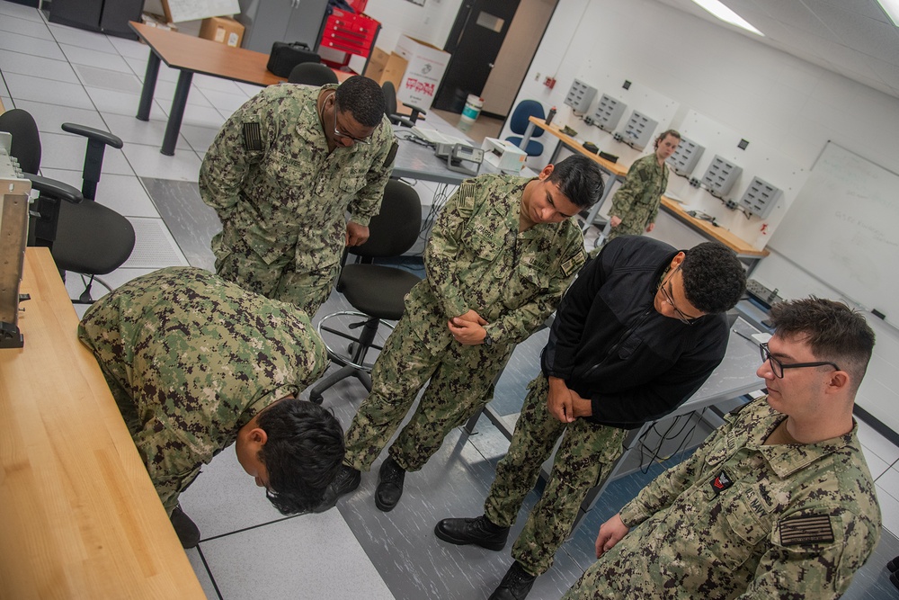 Surface Warfare Engineering Schools Command (SWESC) Great Lakes Instructors Train Next Generation of Naval Gas Turbine Systems Technicians (Electrical) Surface Warfare Engineering Schools Command (SWESC) Great Lakes Instructors Train Next Generation of Naval Gas Turbine Systems Technicians (Electrical)