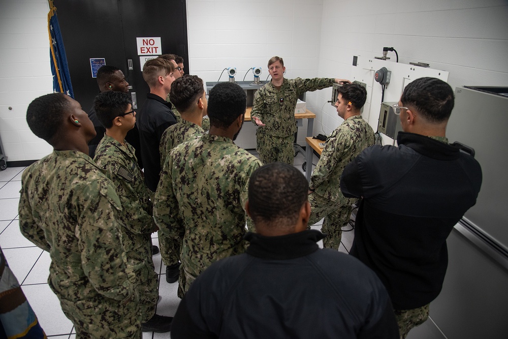 Surface Warfare Engineering Schools Command (SWESC) Great Lakes Instructors Train Next Generation of Naval Gas Turbine Systems Technicians (Electrical) Surface Warfare Engineering Schools Command (SWESC) Great Lakes Instructors Train Next Generation of Naval Gas Turbine Systems Technicians (Electrical)