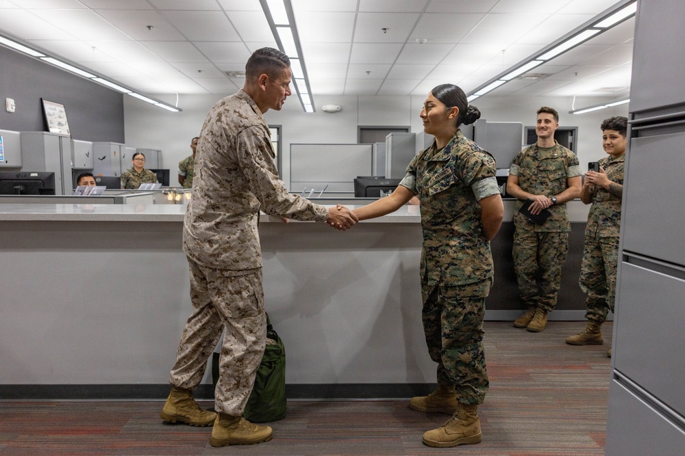The Commandant, Gen. Eric M. Smith and Sgt. Maj. Carlos A. Ruiz visits VMX-1