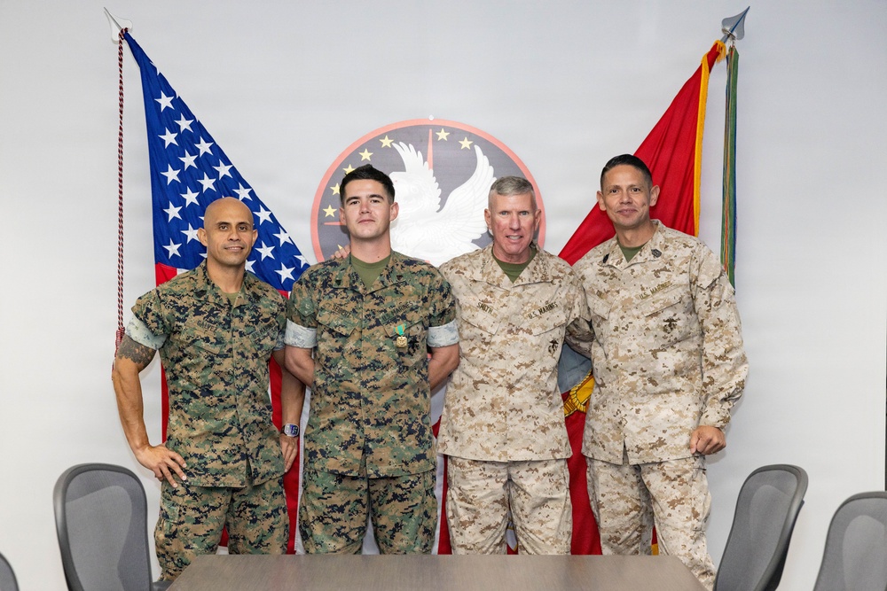 The Commandant, Gen. Eric M. Smith and Sgt. Maj. Carlos A. Ruiz visits VMX-1