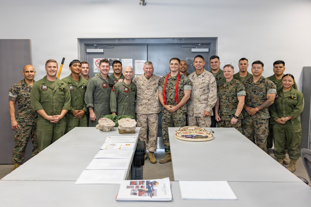 The Commandant, Gen. Eric M. Smith and Sgt. Maj. Carlos A. Ruiz visits VMX-1