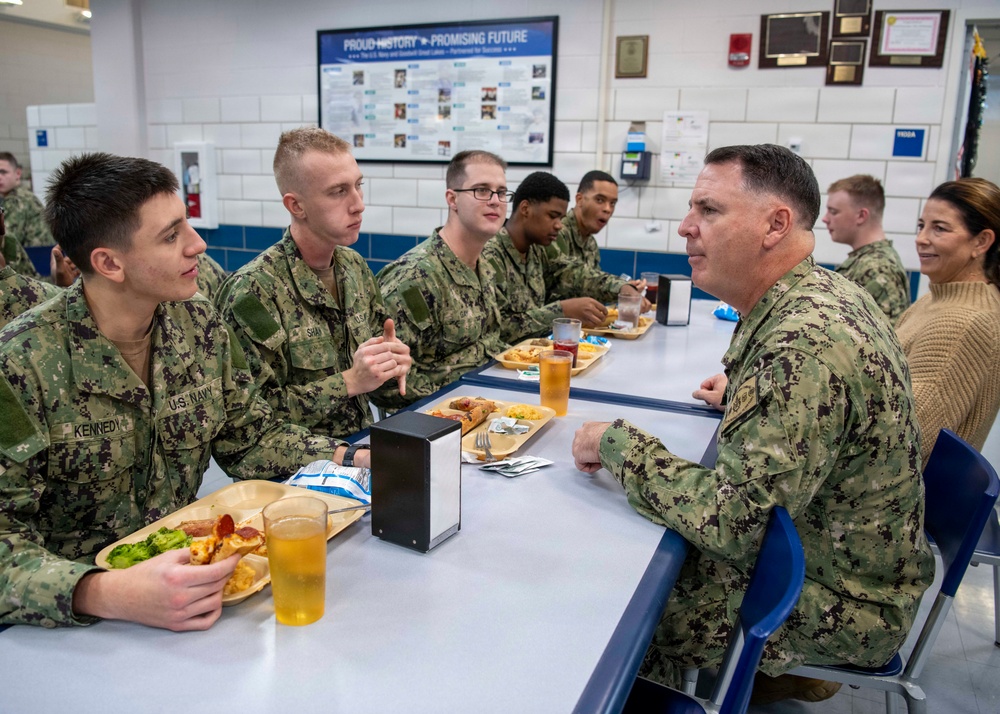 Rear Adm. Matthew Pottenburgh visits recruits at RTC