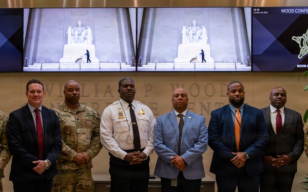 U.S. Secret Service members take a photo with Mississippi Army National Guard Soldiers