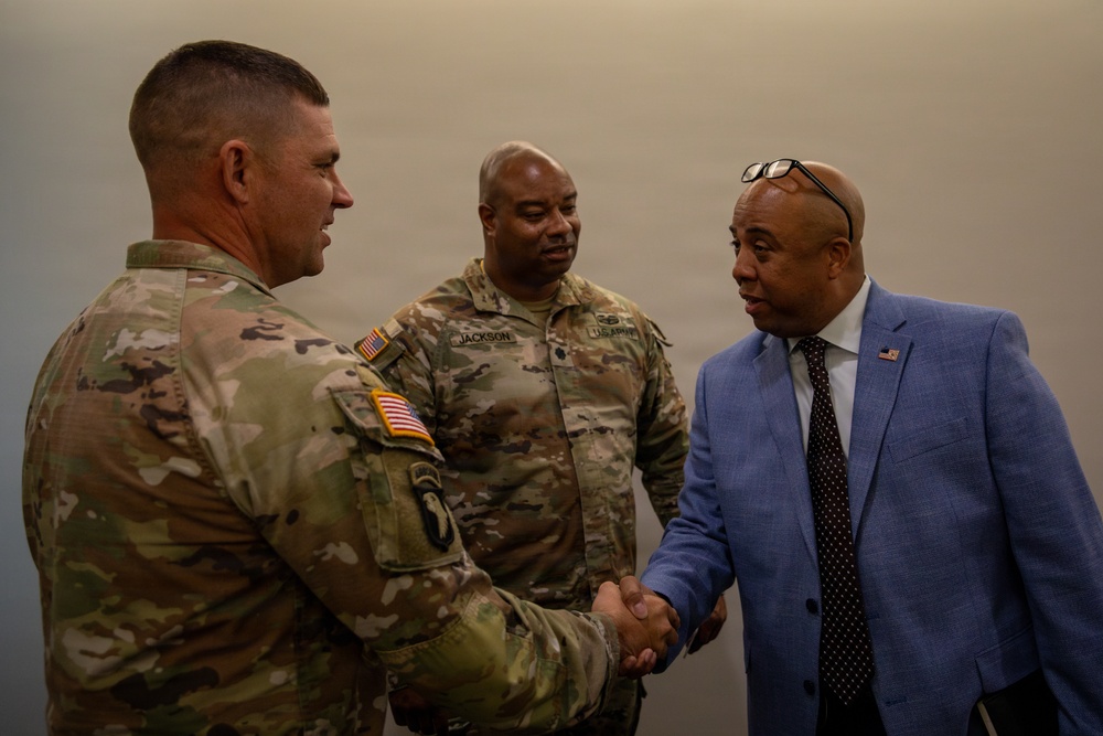 U.S. Secret Service Recruitment Division Chief meets with Mississippi Army National Guard Soldiers U.S. Secret Service Recruitment Division Chief meets with Mississippi Army National Guard Soldiers