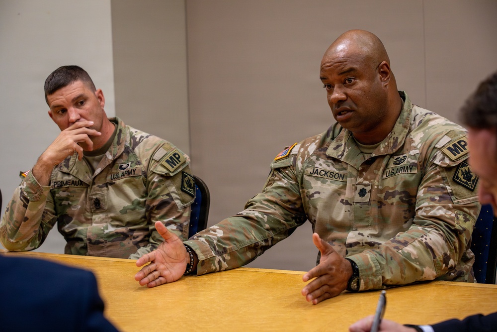 Mississippi Army National Guard Soldiers meet with U.S. Secret Service members Mississippi Army National Guard Soldiers meet with U.S. Secret Service members