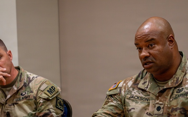 Mississippi Army National Guard Soldiers meet with U.S. Secret Service members