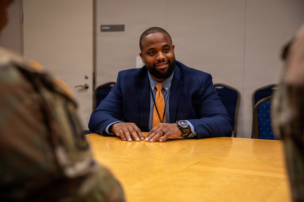 U.S. Secret Service members meet with Mississippi Army National Guard Soldiers U.S. Secret Service members meet with Mississippi Army National Guard Soldiers