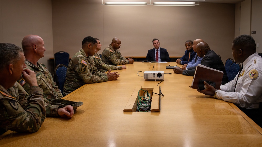 U.S. Secret Service members meet with Mississippi Army National Guard Soldiers U.S. Secret Service members meet with Mississippi Army National Guard Soldiers