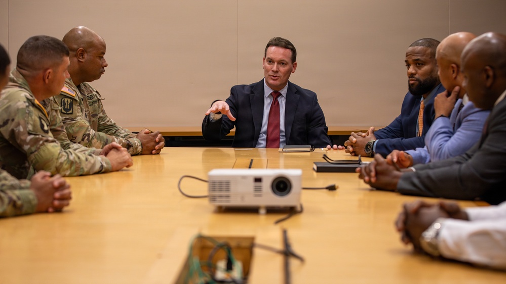 U.S. Secret Service members meet with Mississippi Army National Guard Soldiers U.S. Secret Service members meet with Mississippi Army National Guard Soldiers