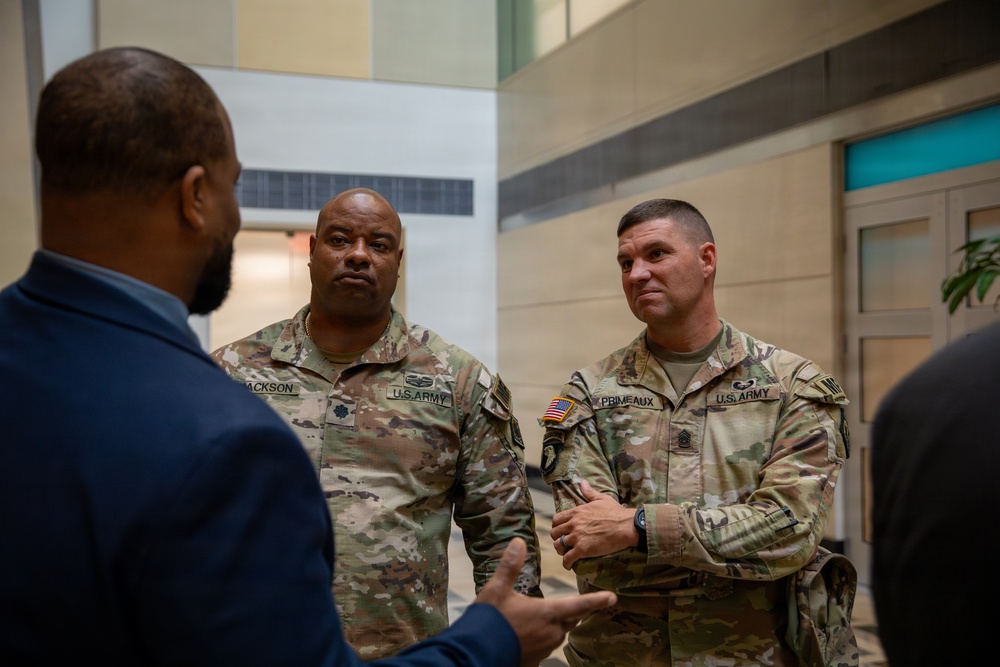 Mississippi Army National Guard Soldiers meet with U.S. Secret Service members Mississippi Army National Guard Soldiers meet with U.S. Secret Service members