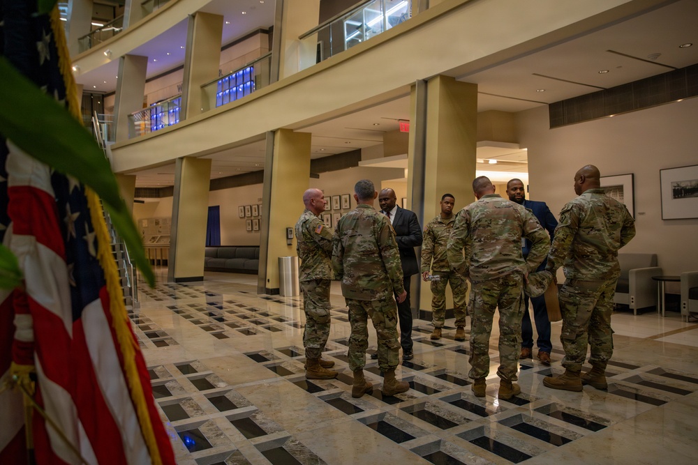 Mississippi Army National Guard Soldiers meet with U.S. Secret Service members Mississippi Army National Guard Soldiers meet with U.S. Secret Service members