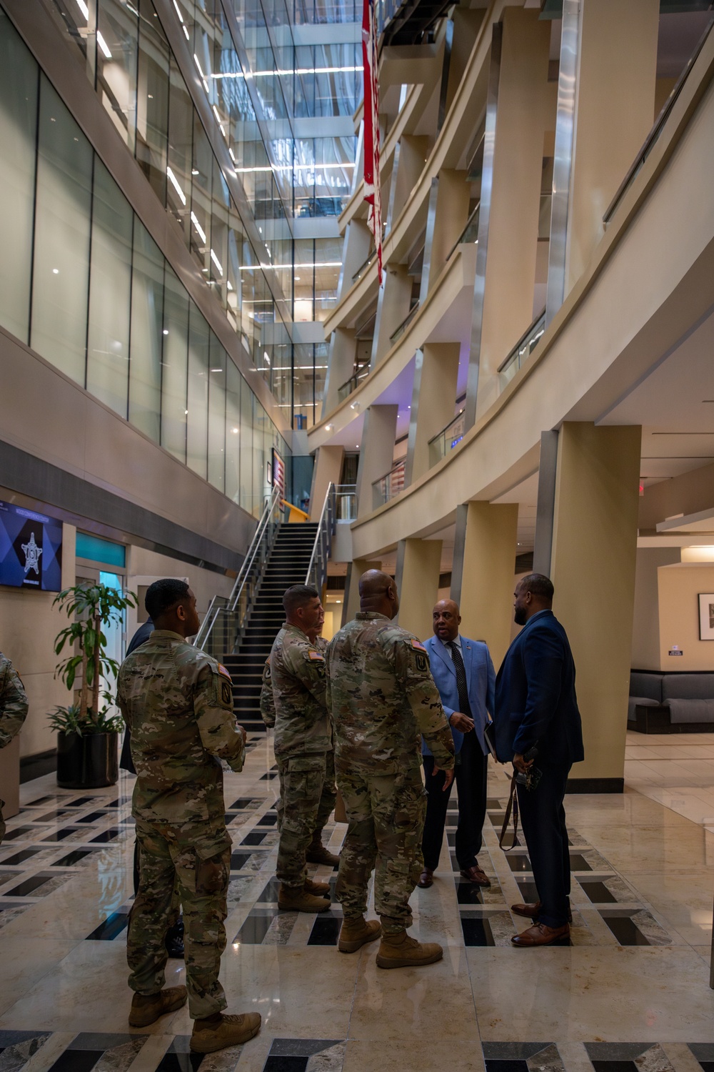 Mississippi Army National Guard Soldiers meet with U.S. Secret Service members Mississippi Army National Guard Soldiers meet with U.S. Secret Service members