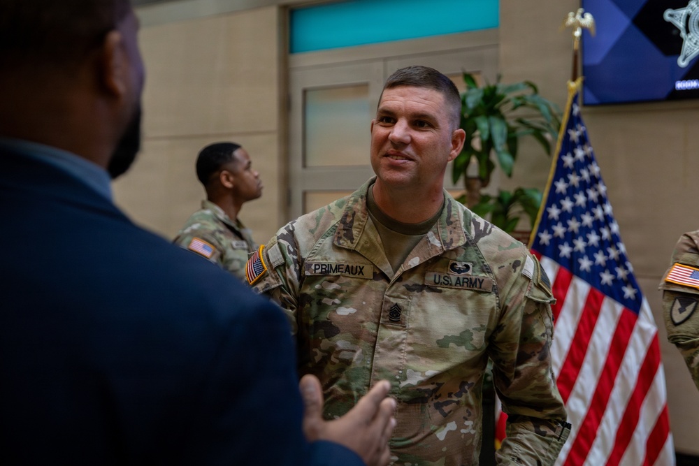Mississippi Army National Guard Soldiers meet with U.S. Secret Service members Mississippi Army National Guard Soldiers meet with U.S. Secret Service members