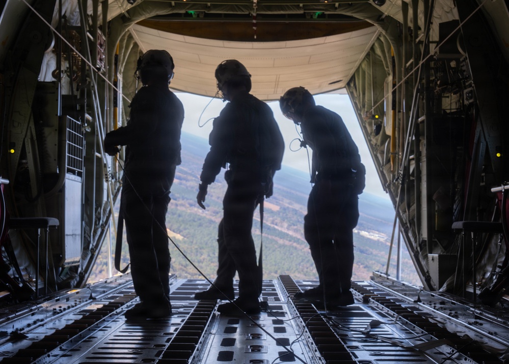 2nd Distribution Support Battalion and Marine Aerial Refueler Squadron (VMGR) 252 Conduct Airdrop Operations