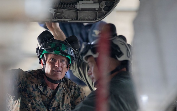 Commanding General recognize Marines during visit to MCAS Iwakuni
