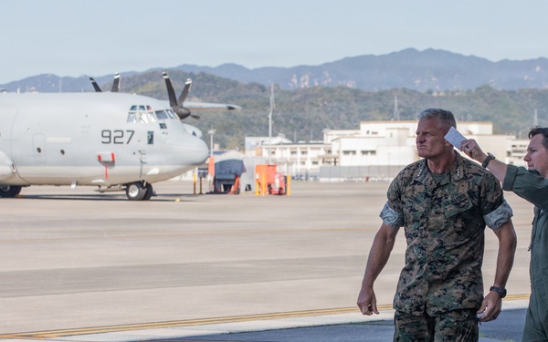 Commanding General recognize Marines during visit to MCAS Iwakuni