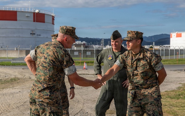Commanding General recognize Marines during visit to MCAS Iwakuni