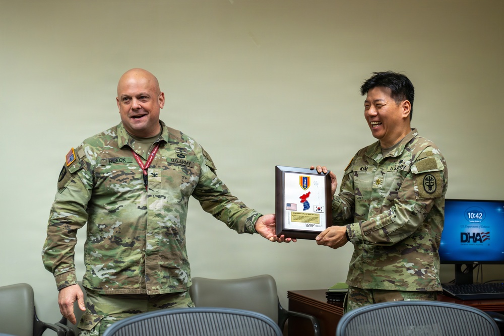 1st Signal Brigade Presents Plaque of Appreciation to Sgt. Shin Woo Kim Health Clinic