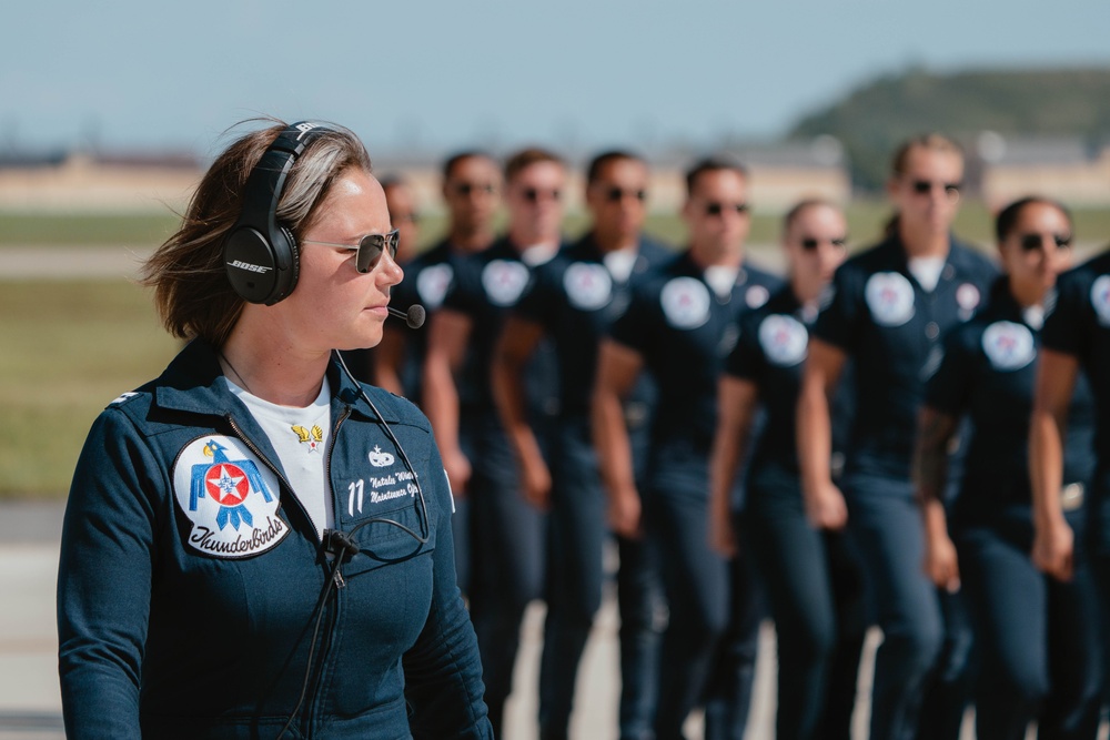 Thunderbirds Perform at the Andrews Air and Space Expo Thunderbirds Perform at the Andrews Air and Space Expo