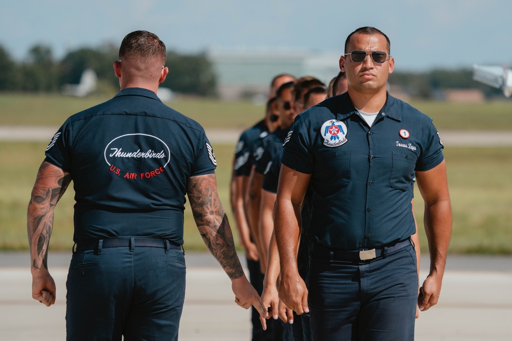 Thunderbirds Perform at the Andrews Air and Space Expo Thunderbirds Perform at the Andrews Air and Space Expo