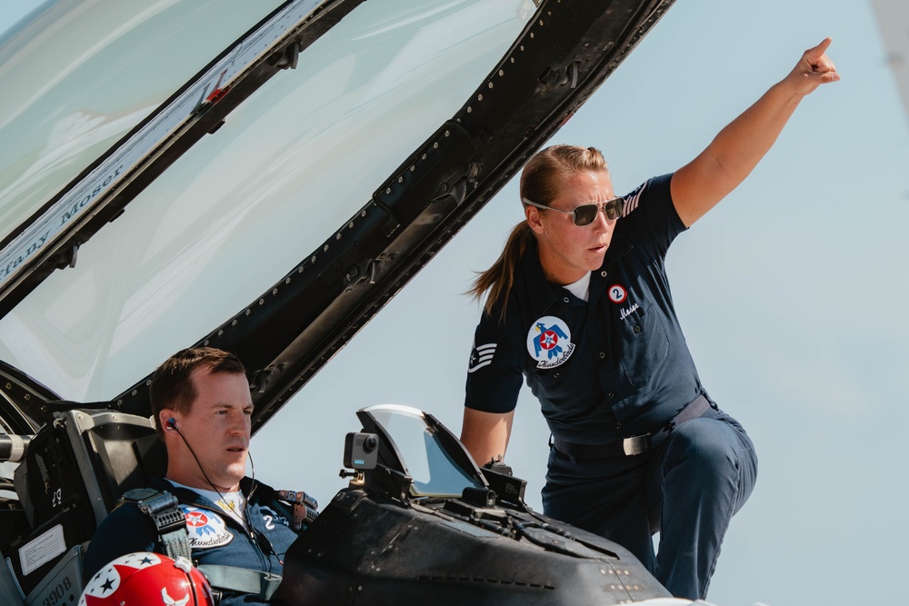 Thunderbirds Perform at the Andrews Air and Space Expo Thunderbirds Perform at the Andrews Air and Space Expo