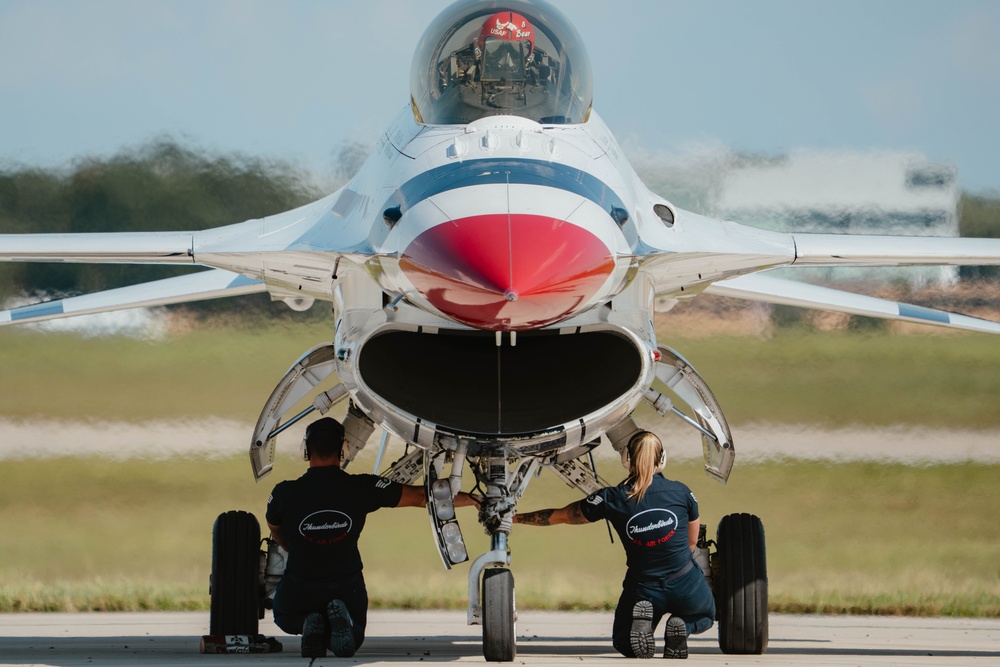 Thunderbirds Perform at the Andrews Air and Space Expo Thunderbirds Perform at the Andrews Air and Space Expo