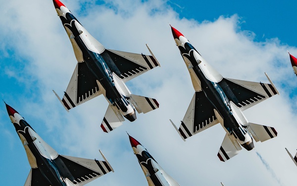 Thunderbirds Perform at the Andrews Air and Space Expo