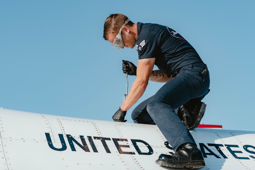 Thunderbirds Perform at the Andrews Air and Space Expo Thunderbirds Perform at the Andrews Air and Space Expo