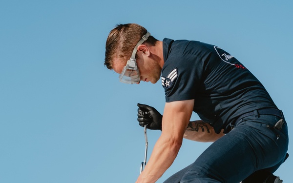Thunderbirds Perform at the Andrews Air and Space Expo