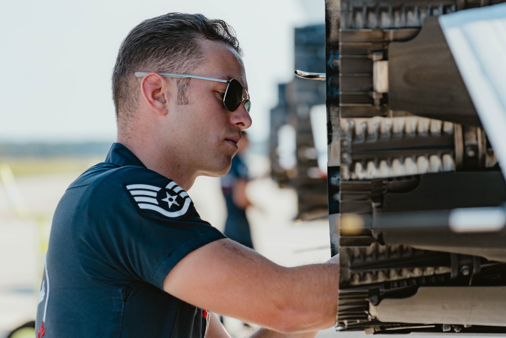 Thunderbirds Perform at the Andrews Air and Space Expo Thunderbirds Perform at the Andrews Air and Space Expo