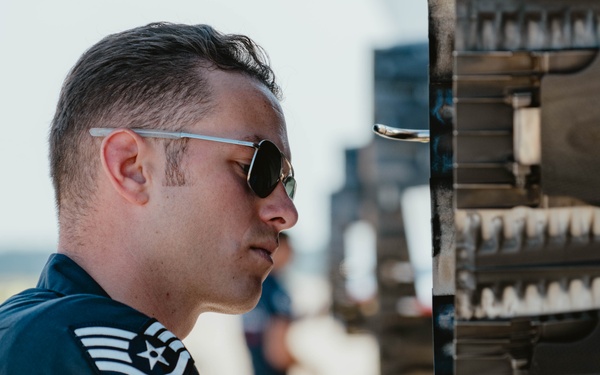 Thunderbirds Perform at the Andrews Air and Space Expo