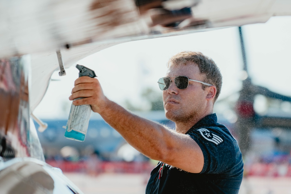 Thunderbirds Perform at the Andrews Air and Space Expo Thunderbirds Perform at the Andrews Air and Space Expo