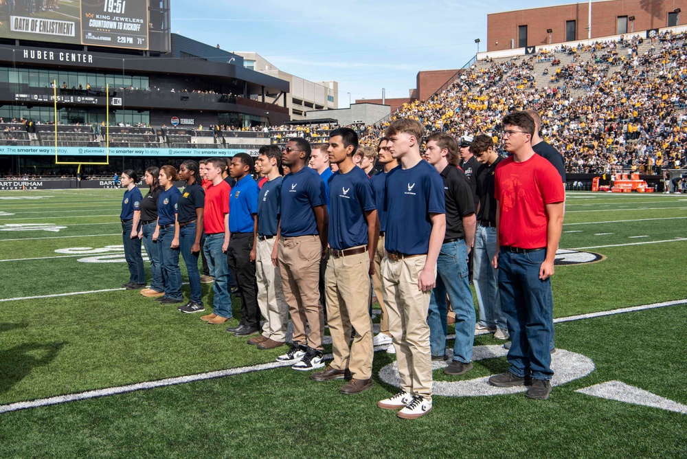 Future Service Members Prepare to Recite the Oath of Enlistment Future Service Members Prepare to Recite the Oath of Enlistment