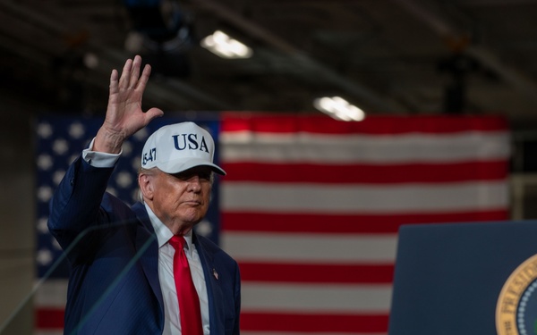 President of the United States visits USS George Washington