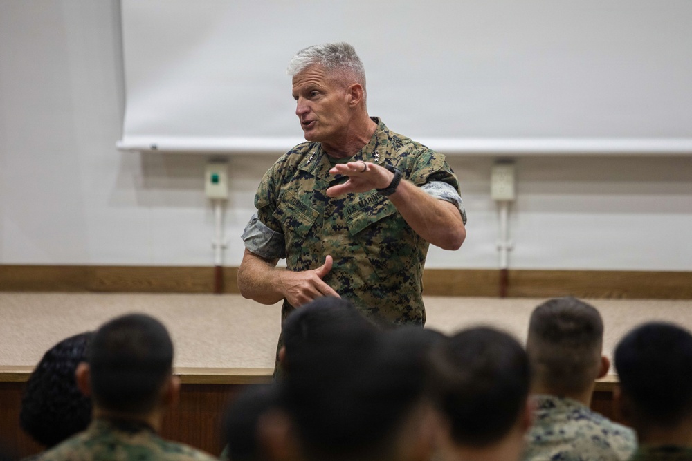 Commanding General recognize Marines during visit to MCAS Iwakuni