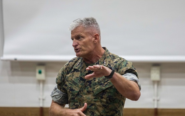Commanding General recognize Marines during visit to MCAS Iwakuni