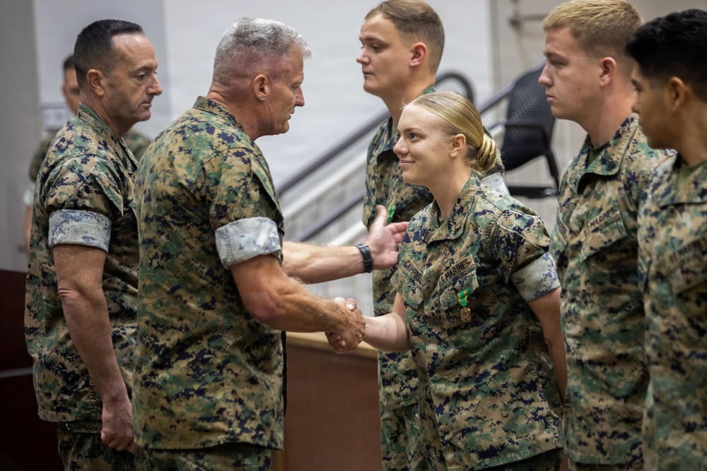 Commanding General recognize Marines during visit to MCAS Iwakuni
