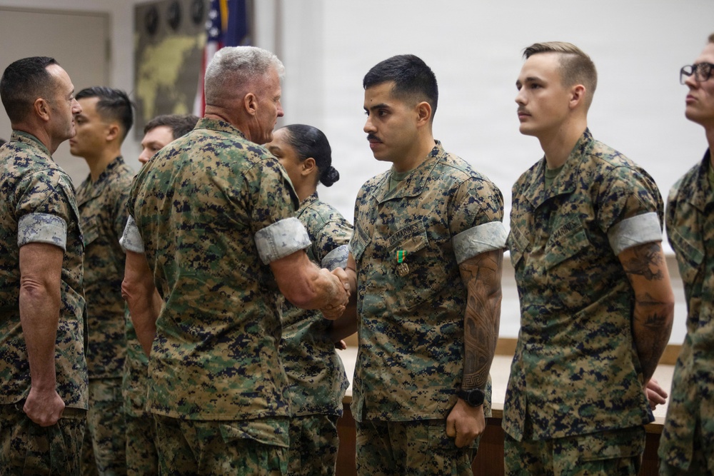Commanding General recognize Marines during visit to MCAS Iwakuni