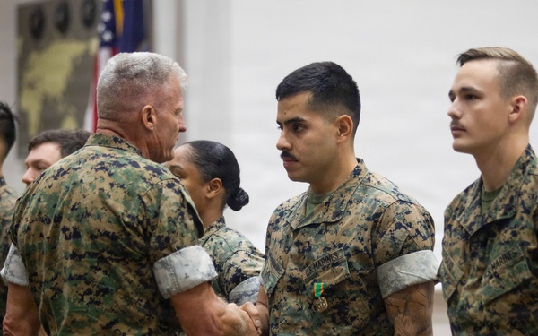 Commanding General recognize Marines during visit to MCAS Iwakuni