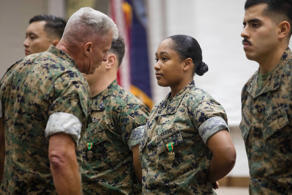 Commanding General recognize Marines during visit to MCAS Iwakuni