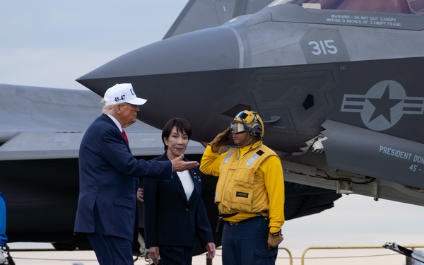 President of the United States visits the USS George Washington