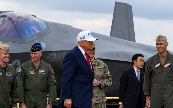 President of the United States visits the USS George Washington
