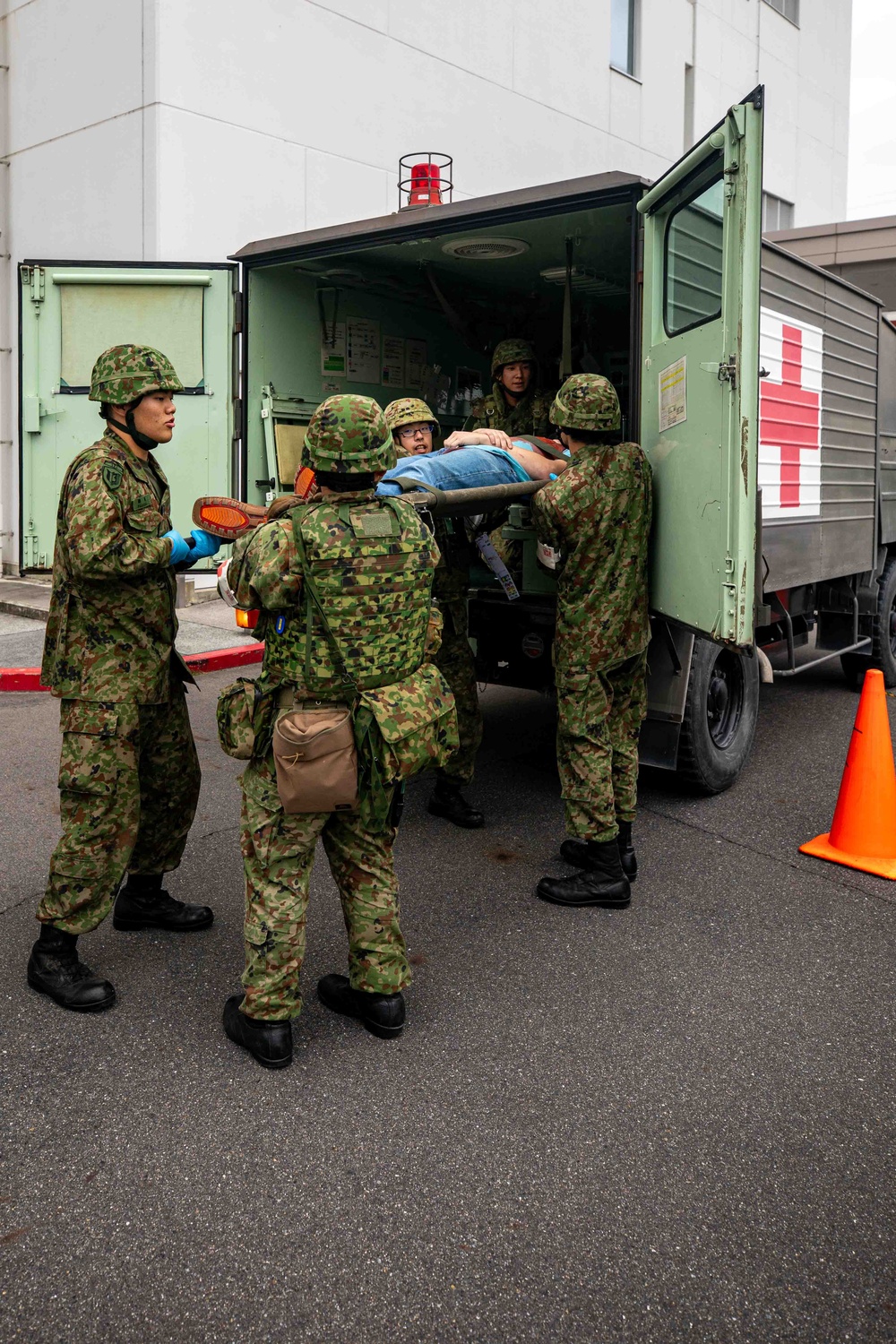 U.S. Navy, JGSDF, and JMSDF members participate in mass casualty training