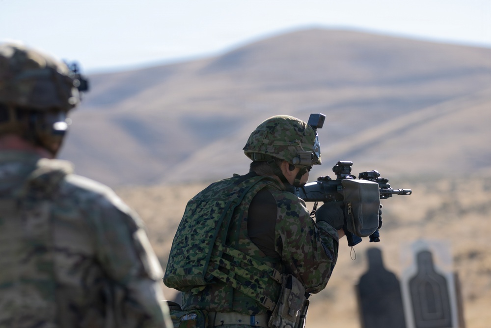 U.S. Army and Japanese Self Defense Force Members cross-train Battle Drill Six during Rising Thunder 25