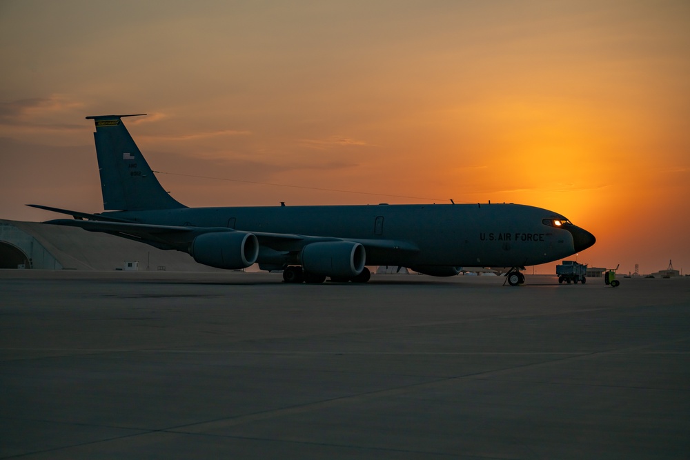 Stratotanker refuels Royal Bahrain Air Force Fighting Falcons