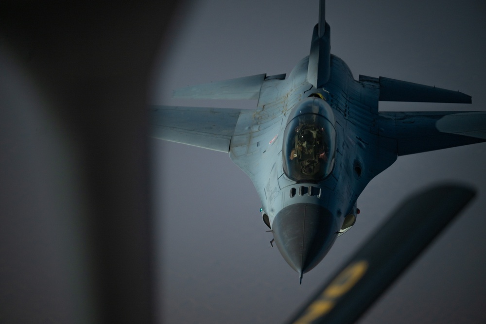 Stratotanker refuels Royal Bahrain Air Force Fighting Falcons