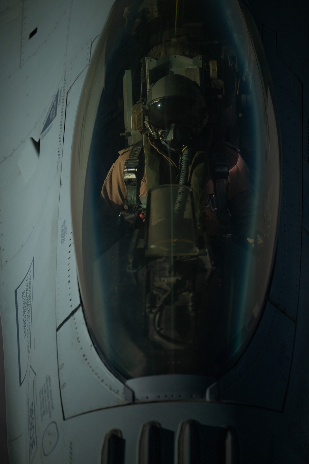 Stratotanker refuels Royal Bahrain Air Force Fighting Falcons